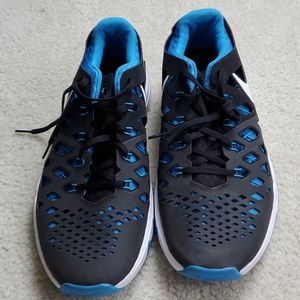 NIKE MENS RUNNING SHOES TRAINER BRAND NEW NO TAGS
